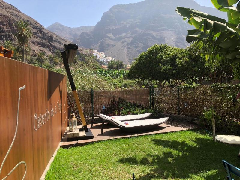 One-Bedrooom Apartment with Mountain View & Garden image 3