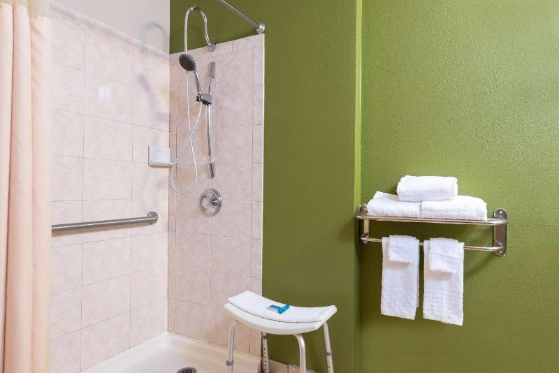 King Room with Roll-In Shower - Mobility Access/Non-Smoking image 3
