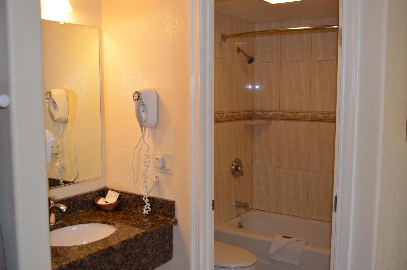 Queen Room - Non-Smoking image 2