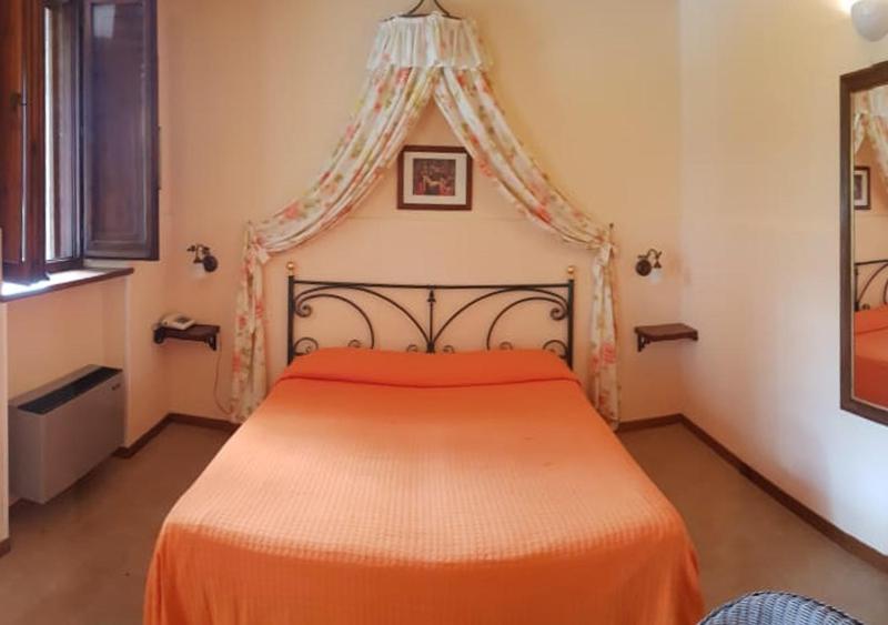 King Room with Roll-In Shower - Disability Access image 2