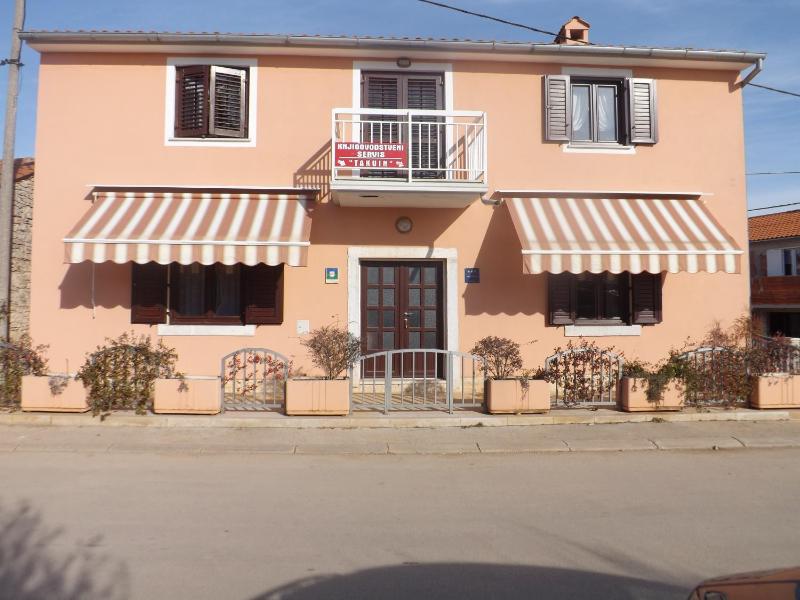 One-Bedroom Apartment - Vladimira Gortana 26 Street image 3
