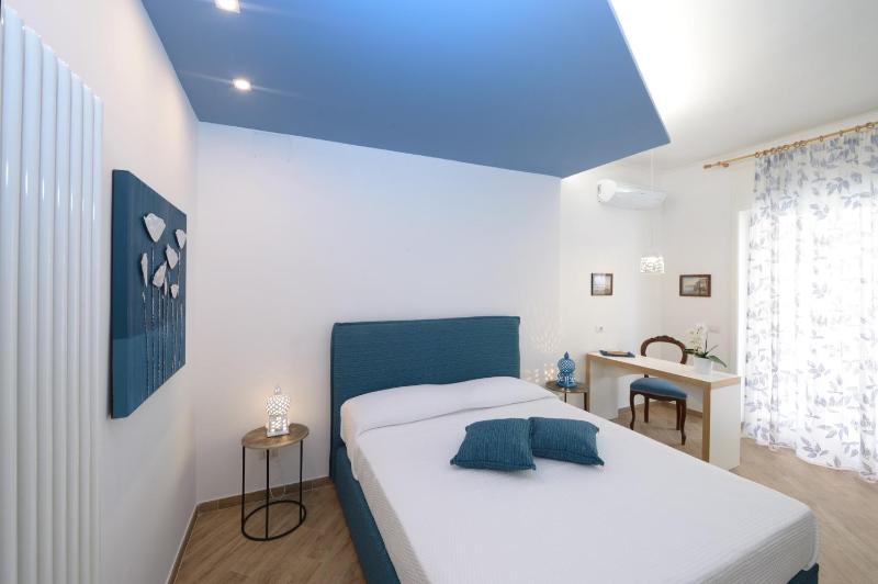 Superior King Room image 4