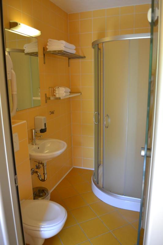 Double Room image 3