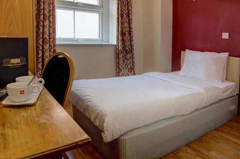 Single Room - Non-Smoking image 3