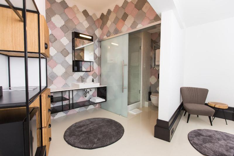 Medium Double Room image 3