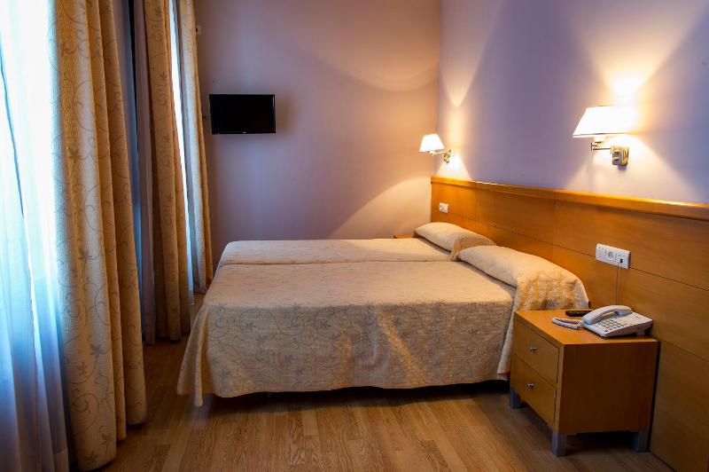 Double or Twin Room image 3