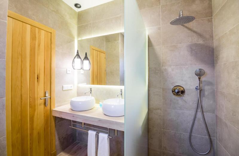 Superior Double Room with Balcony and Sea View image 4