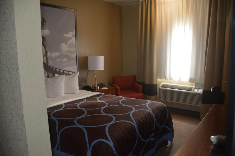 Queen Room - Non-Smoking image 4