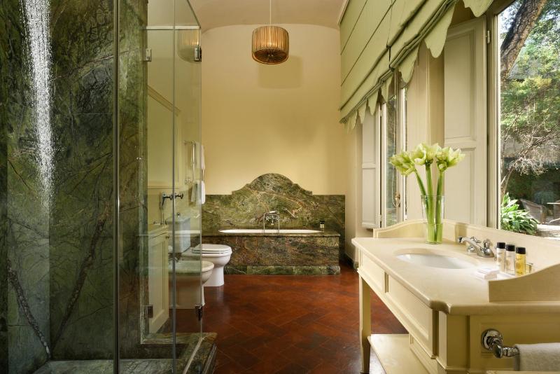 Suite with Garden View image 4