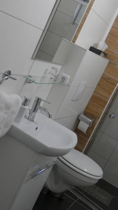 Single Room with Bathroom image 1