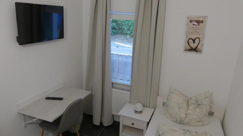Single Room with Bathroom image 4