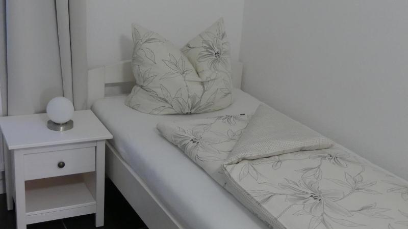 Single Room with Bathroom image 3