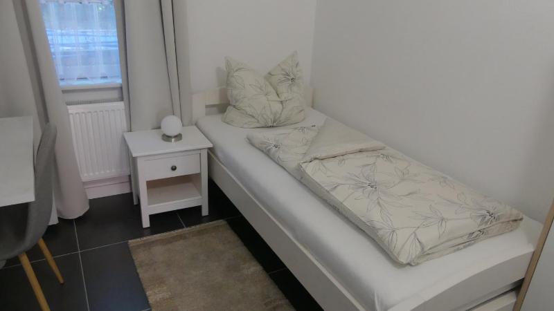 Single Room with Bathroom image 2