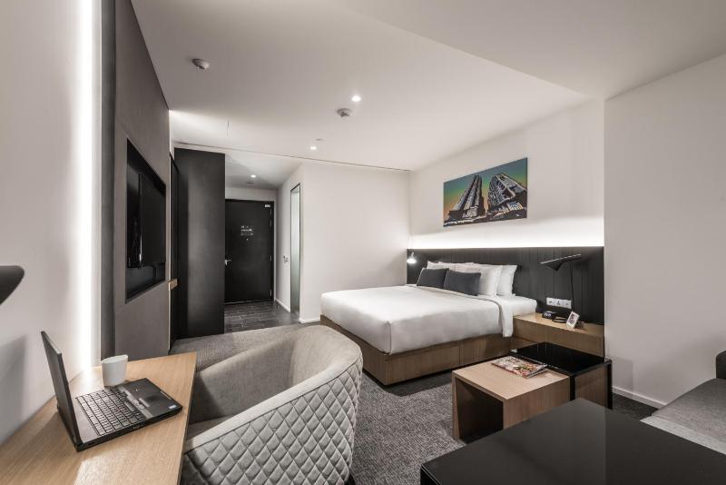 Den King Room (includes breakfast for 1 person only) image 1