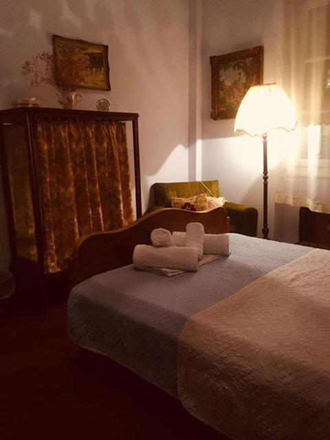 Standard Double Room with Shared Bathroom image 3