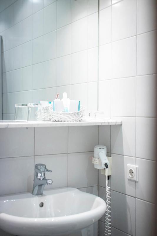 Standard Single Room image 3