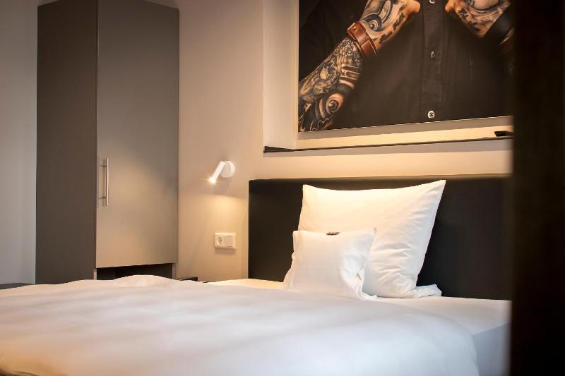 Classic Single Room image 4