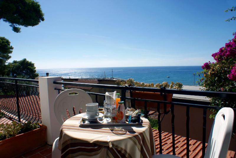 Double Room with Extra Bed and Sea View image 3