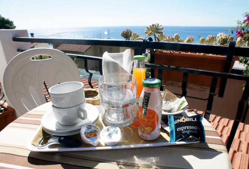 Double Room with Extra Bed and Sea View image 4
