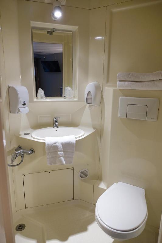 Twin Room image 2