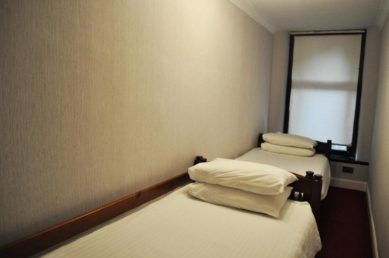 Quadruple Room image 4