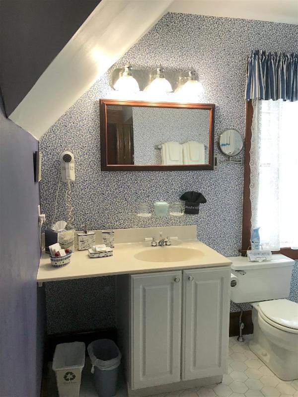 Queen Room image 3