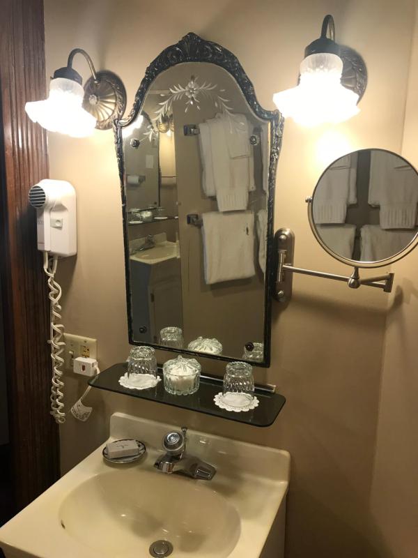 Queen Room image 2