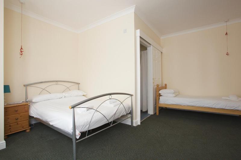 Twin Room image 2