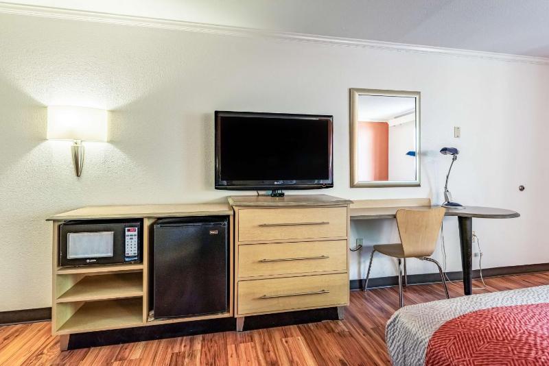 Queen Room with Two Queen Beds - Non-Smoking image 4