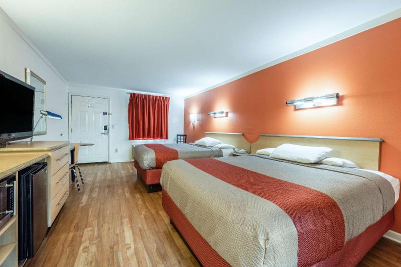 Queen Room with Two Queen Beds - Non-Smoking image 2