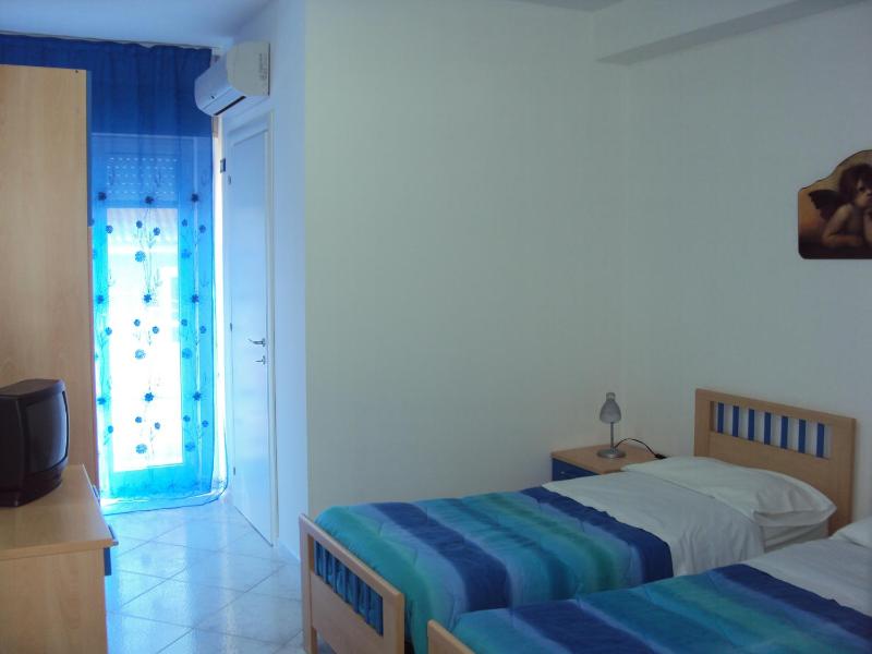 Twin Room image 1