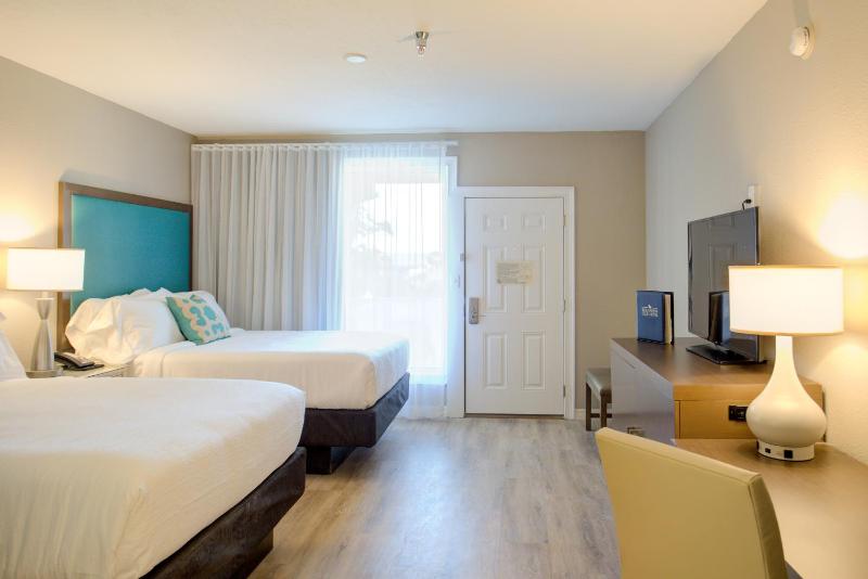 Standard Queen Room with Two Queen Beds image 4