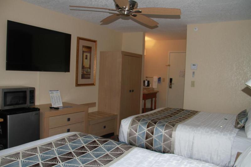 Queen Room with Two Queen Beds - Non-Smoking image 4