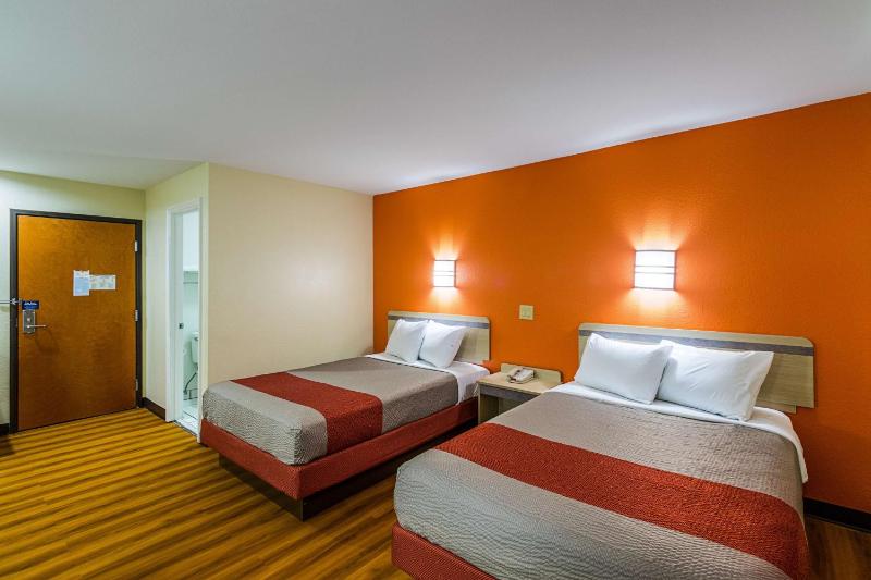 Quadruple Room - Non-Smoking image 2
