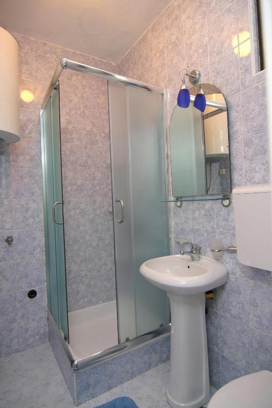 One-Bedroom Apartment (5 Adults) image 3