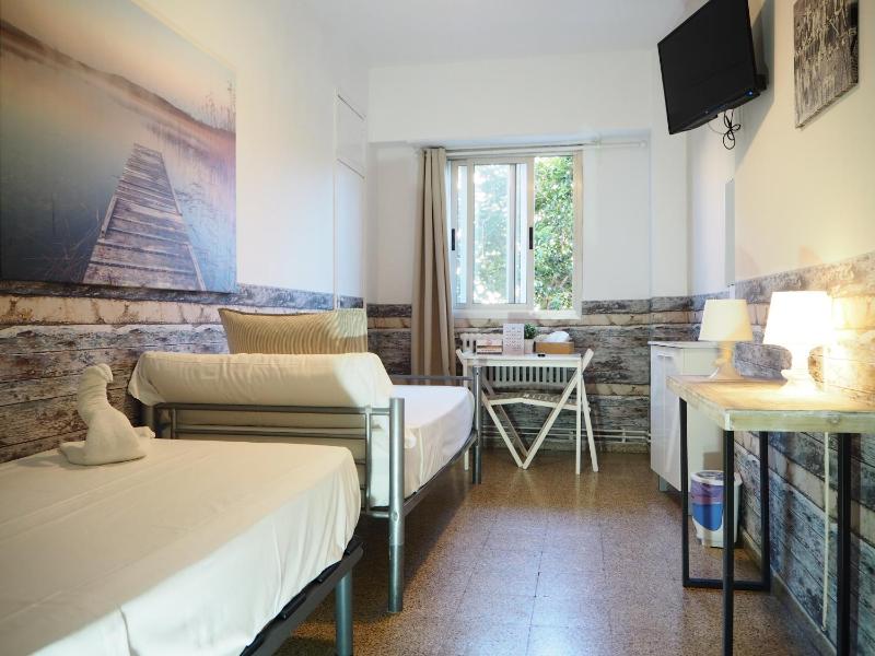 Standard Twin Room with Shared Bathroom image 4