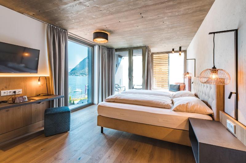 Superior Double Room Achensee with Lake View image 2