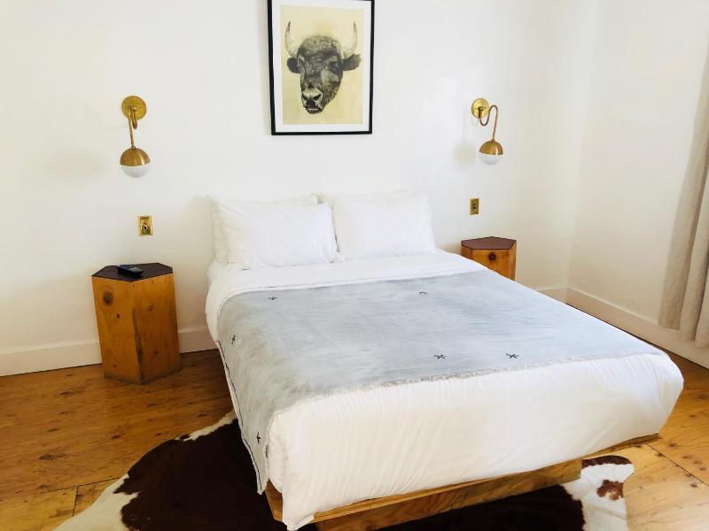 Standard Queen Room image 3