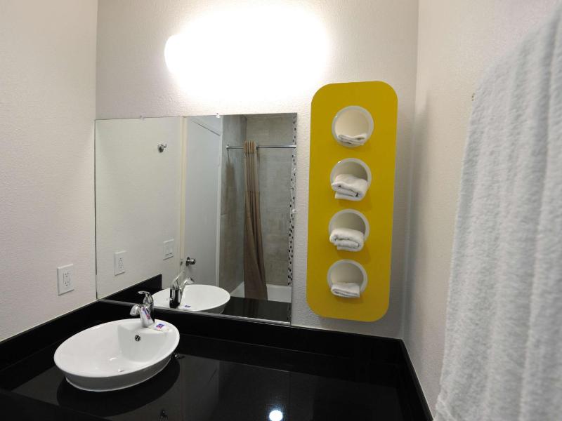 Queen Suite - Non-Smoking image 3