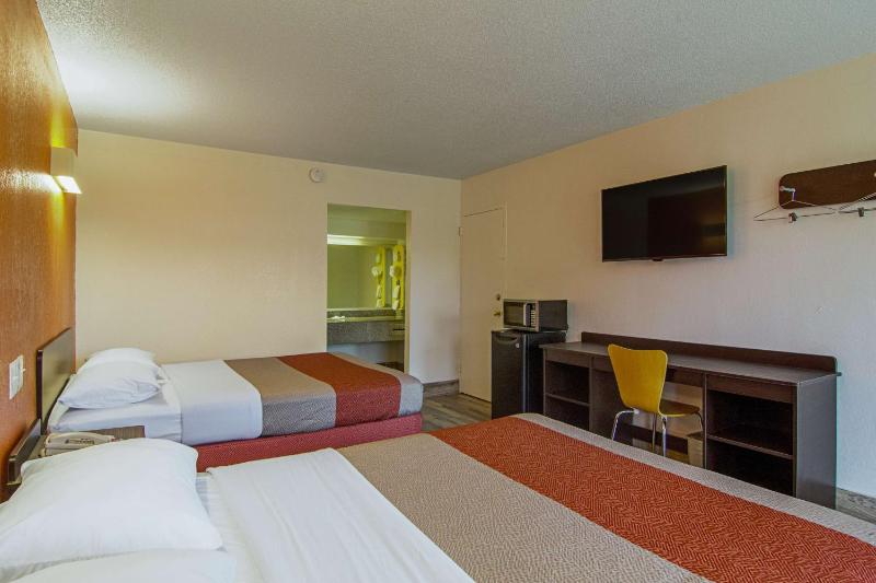 Queen Room with Two Queen Beds - Disability Access - Smoking image 4