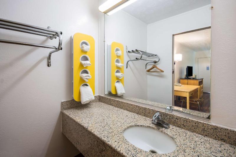 Deluxe King Room - Non-Smoking image 3