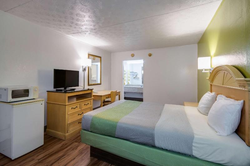 Deluxe Queen Room - Non-Smoking image 3