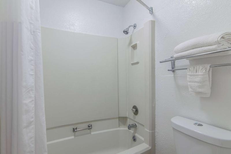 Deluxe Quadruple Room - Non-Smoking image 1