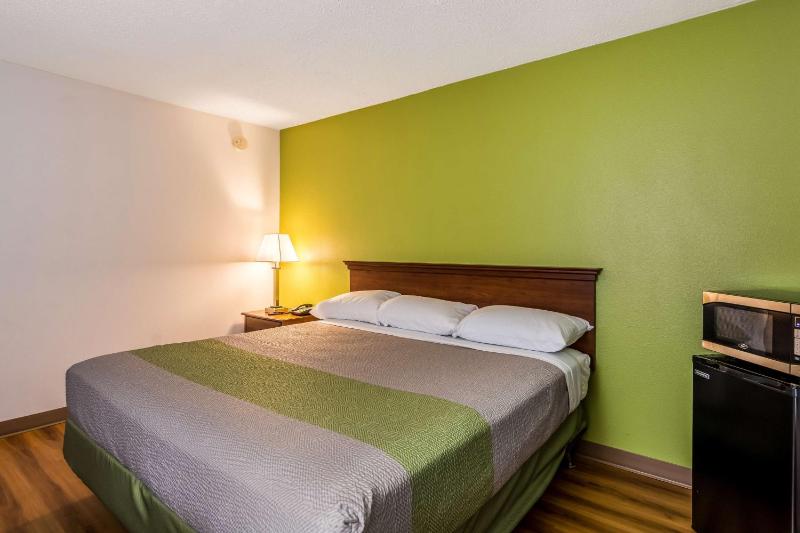 King Room with Micro Fridge - Accessible/Non-Smoking image 3