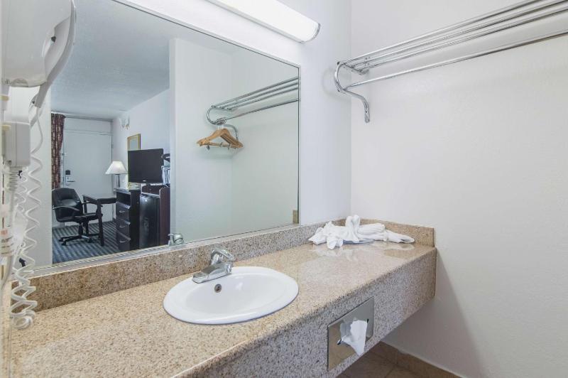 Deluxe King Room - Non-Smoking image 2