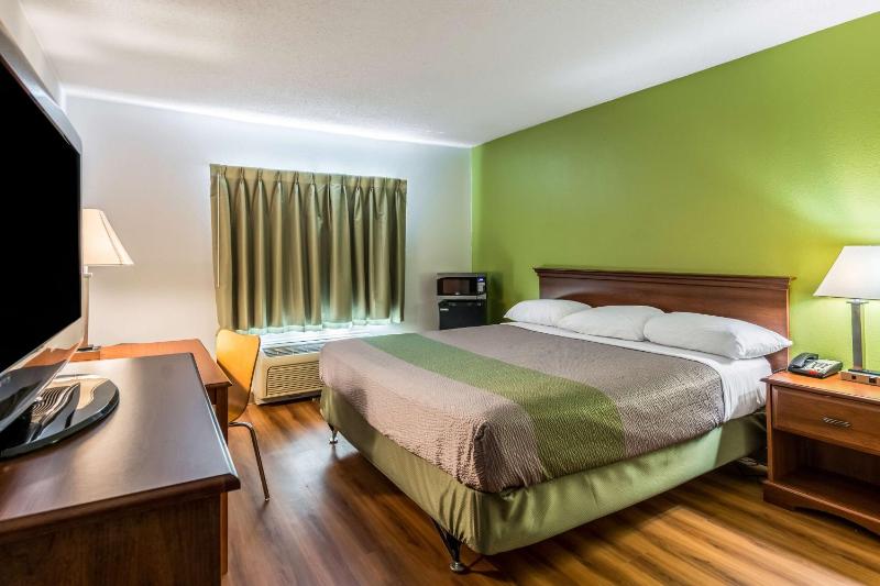King Room with Micro Fridge - Accessible/Non-Smoking image 4