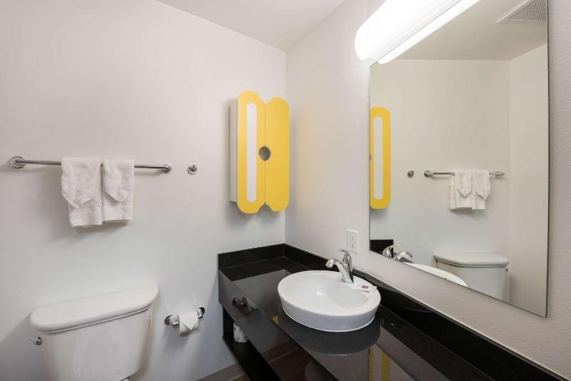 Deluxe Queen Suite - Non-Smoking image 1