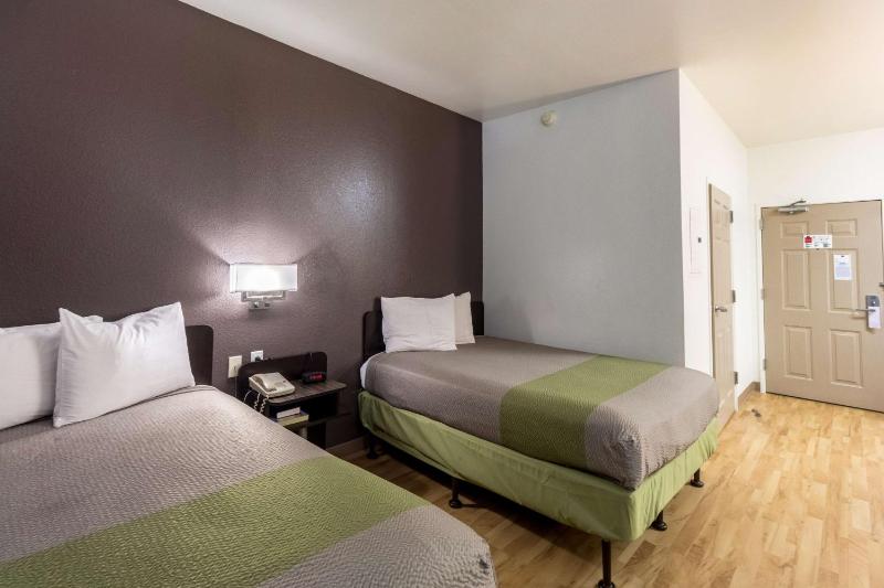 Quadruple Room - Non-Smoking image 3