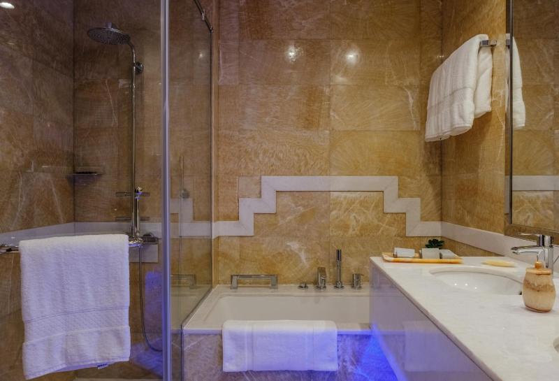 Deluxe King Room Marina View (Free Shuttle Bus to The Beach and Marina Mall) image 4