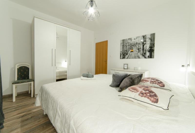 Four-Bedroom Villa with Terrace and Swimming Pool image 4